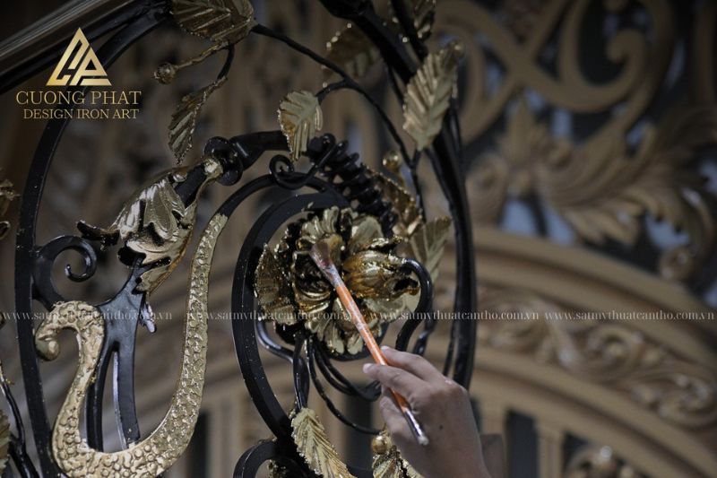 Quá trình dát vàng cầu thang tay đồng sắt mỹ thuật - Đẳng cấp tại Cường Phát